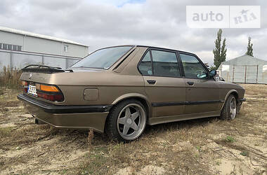 Седан BMW 5 Series 1983 в Киеве