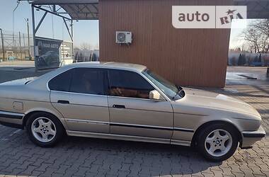 Седан BMW 5 Series 1990 в Чернівцях