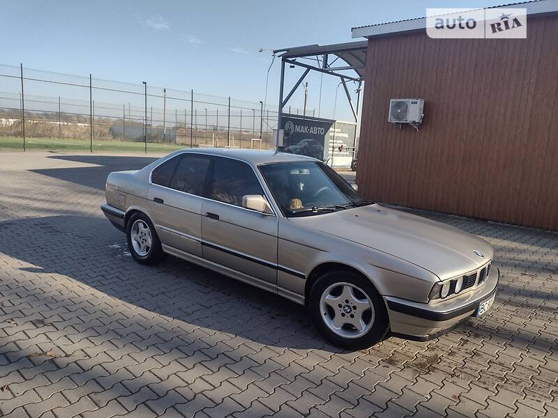Седан BMW 5 Series 1990 в Чернівцях