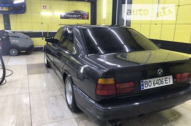 Седан BMW 5 Series 1990 в Волочиську