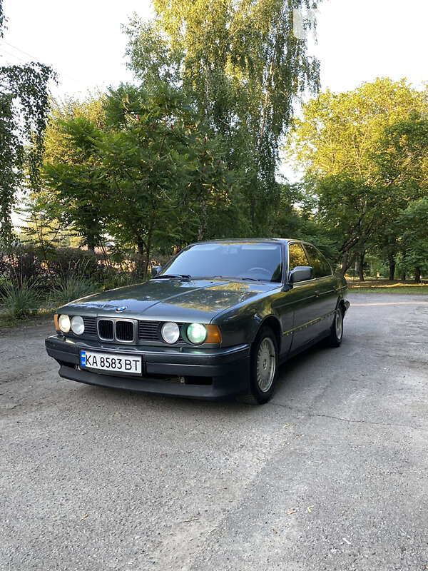 Седан BMW 5 Series 1988 в Хороле