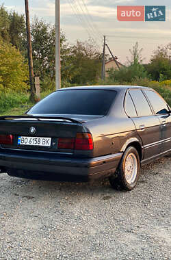 Седан BMW 5 Series 1989 в Комарному