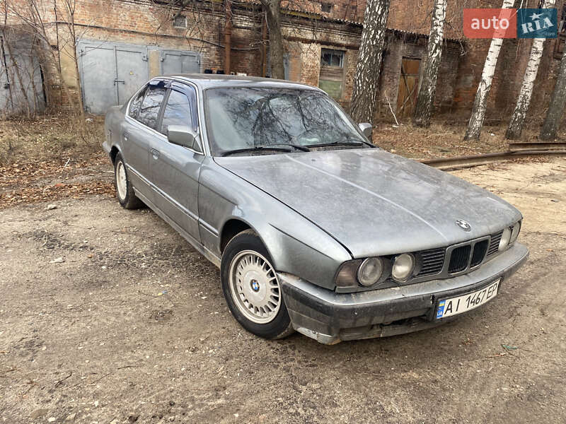 Седан BMW 5 Series 1989 в Ромнах