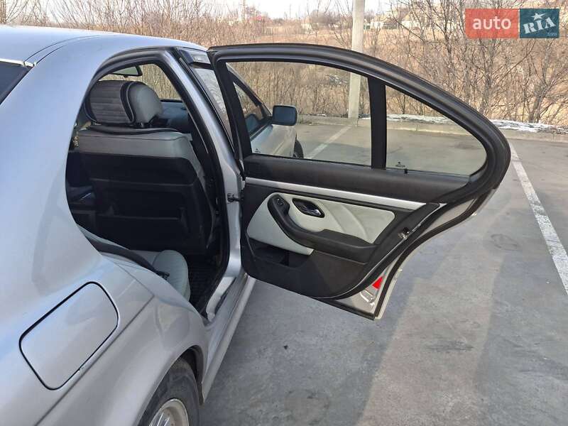 Седан BMW 5 Series 2001 в Синельниковому