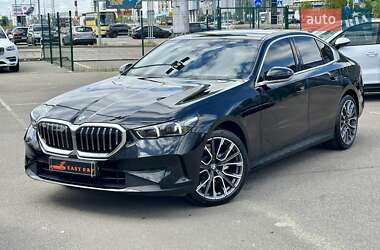 Седан BMW 5 Series 2023 в 