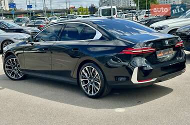 Седан BMW 5 Series 2023 в 