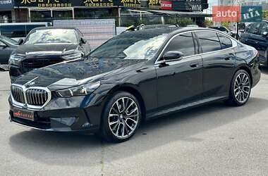Седан BMW 5 Series 2023 в 