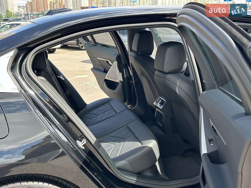Седан BMW 5 Series 2023 в Киеве