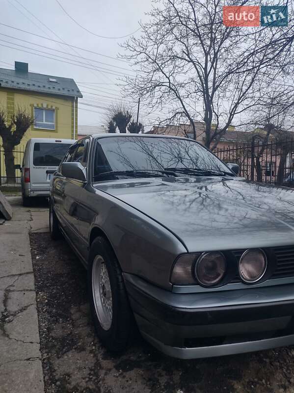 Седан BMW 5 Series 1989 в Чернівцях