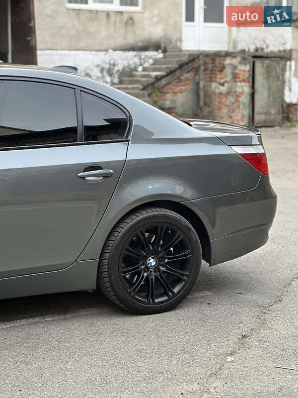 Седан BMW 5 Series 2004 в Іршаві
