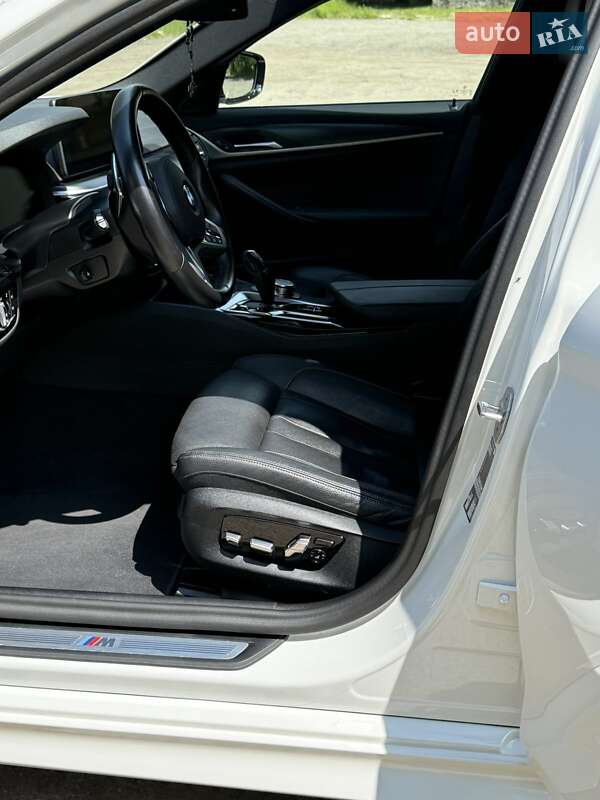 Седан BMW 5 Series 2023 в Новояворівську