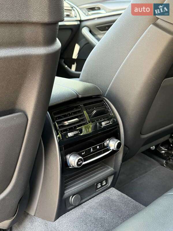 Седан BMW 5 Series 2023 в Новояворівську