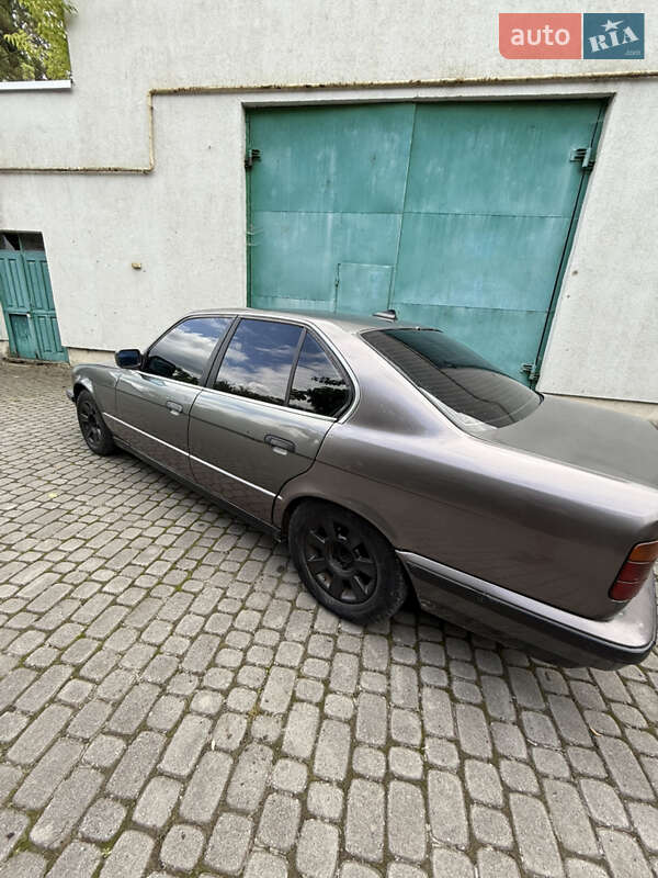 Седан BMW 5 Series 1988 в Львові