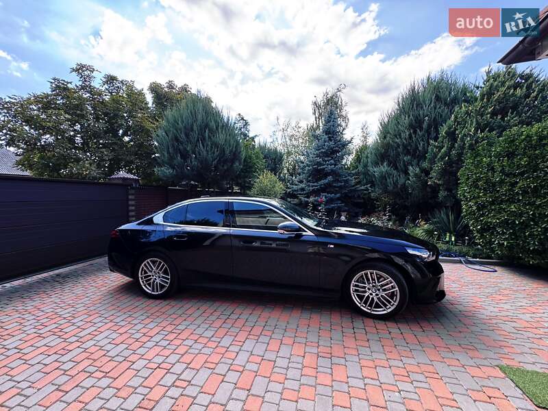 Седан BMW 5 Series 2023 в 