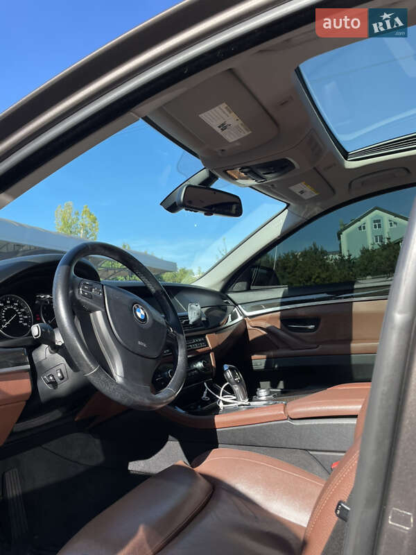 Седан BMW 5 Series 2010 в Львові