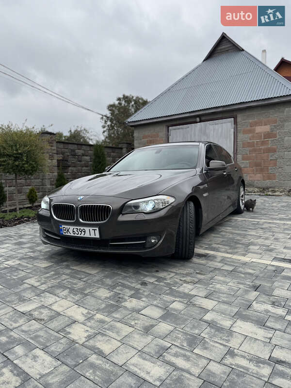 Седан BMW 5 Series 2011 в Вараше фото Седан BMW 5 Series 2011 в Вараше