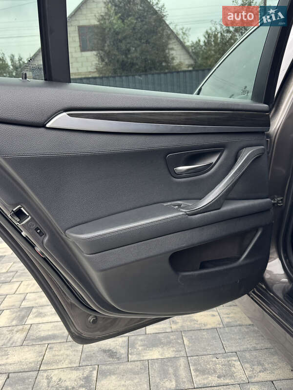 Седан BMW 5 Series 2011 в Вараше фото 17 Седан BMW 5 Series 2011 в Вараше