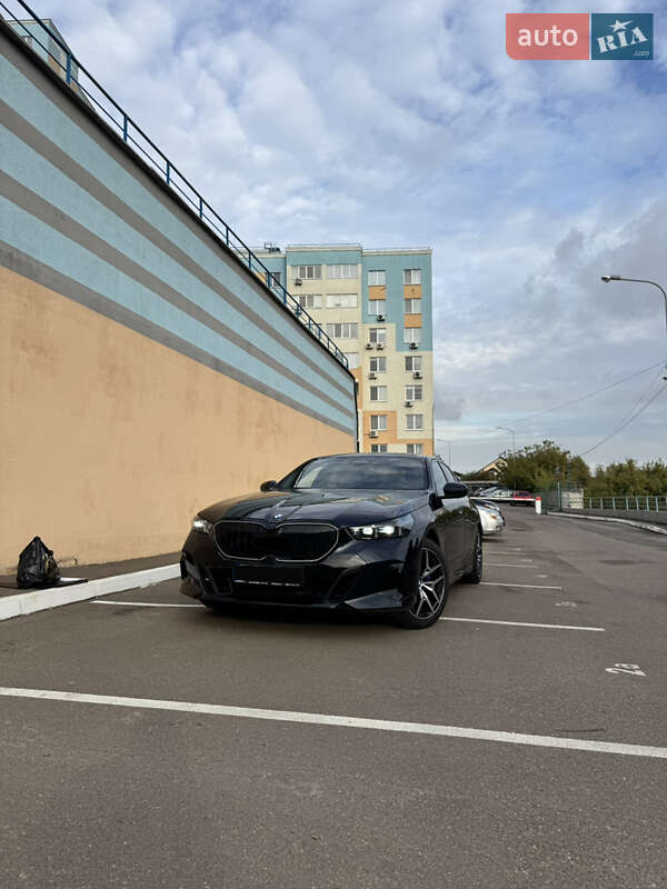 Седан BMW 5 Series 2023 в Киеве