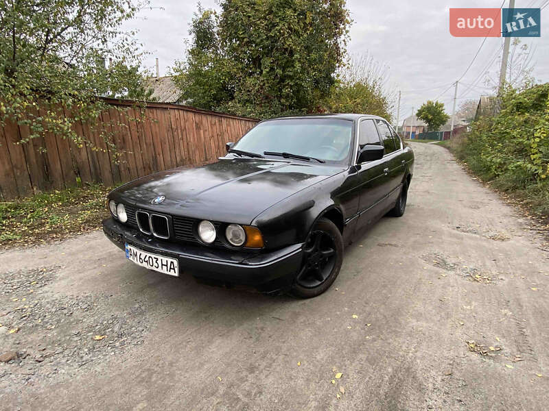 Седан BMW 5 Series 1990 в Ромнах