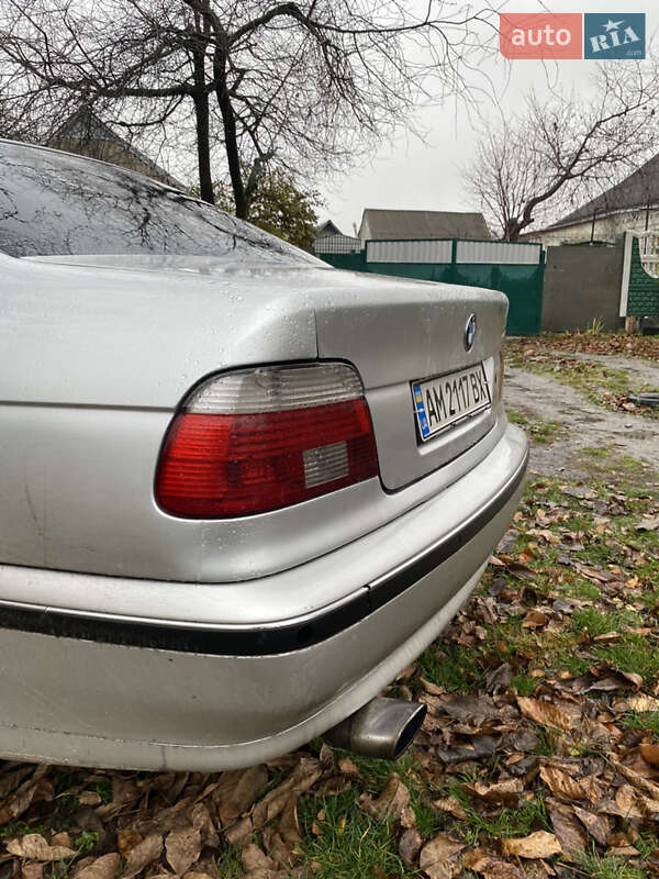 Седан BMW 5 Series 2000 в Березані