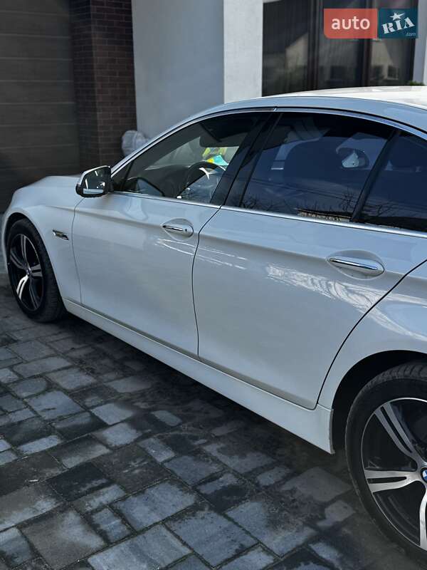 Седан BMW 5 Series 2015 в Дубно