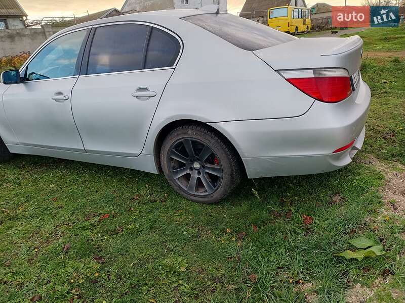 Седан BMW 5 Series 2004 в Визирці