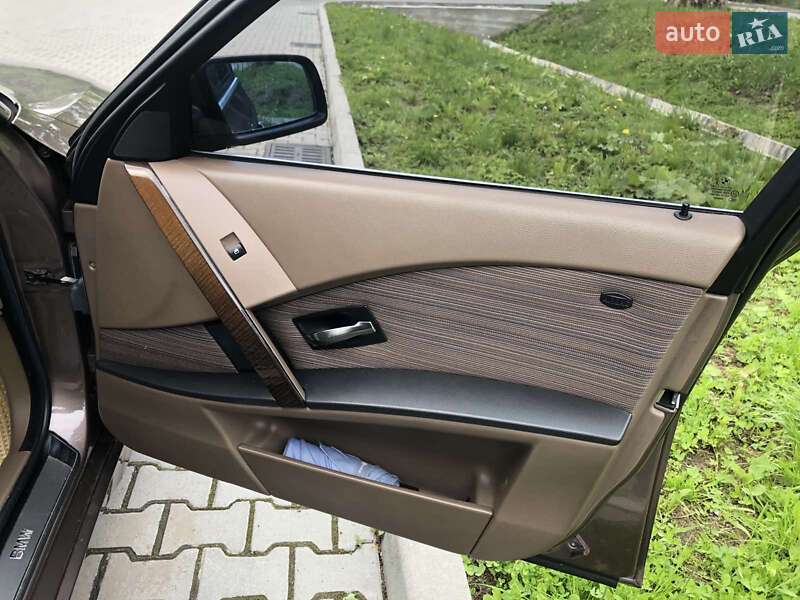 Седан BMW 5 Series 2004 в Львове
