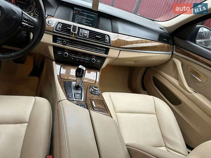 Седан BMW 5 Series 2011 в Дубовому