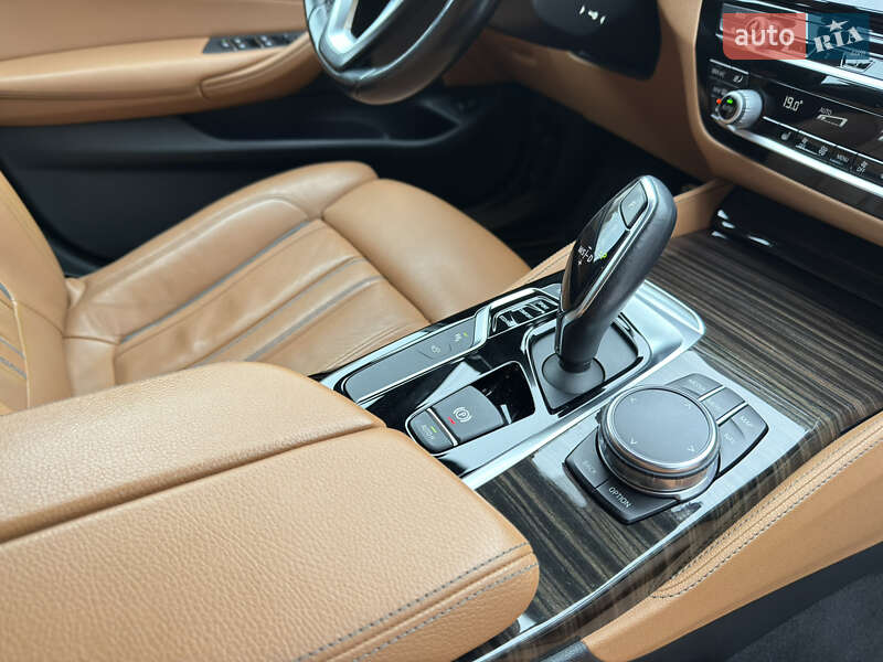 Седан BMW 5 Series 2017 в Львові