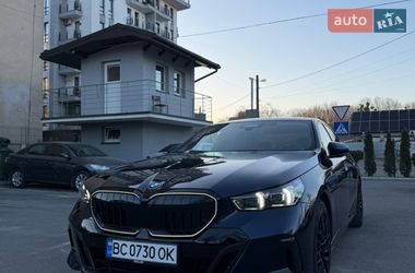 Седан BMW 5 Series 2023 в Львове