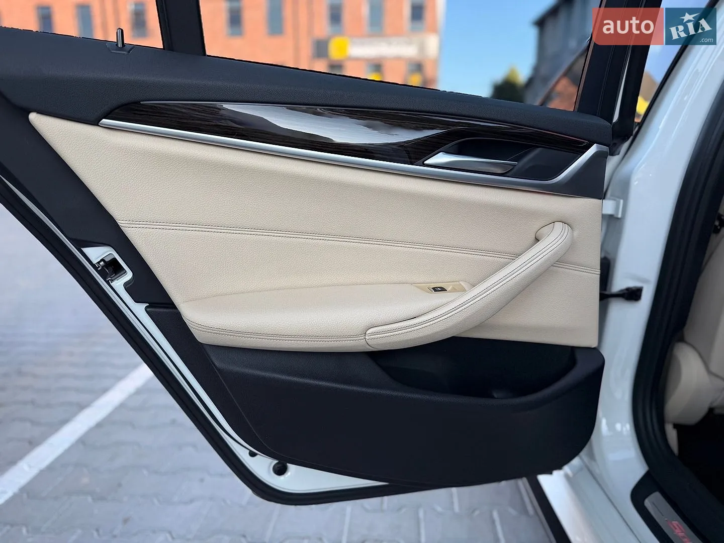BMW 5 Series 2018 VIN WBAJA5C53KWW16956 фото оголошення 32 з 45