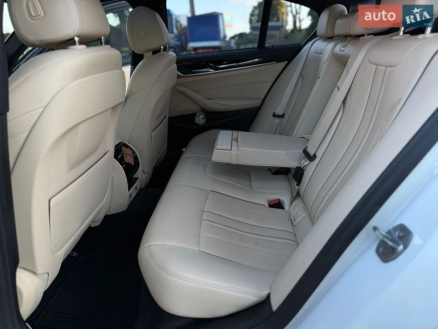 BMW 5 Series 2018 VIN WBAJA5C53KWW16956 фото оголошення 36 з 45