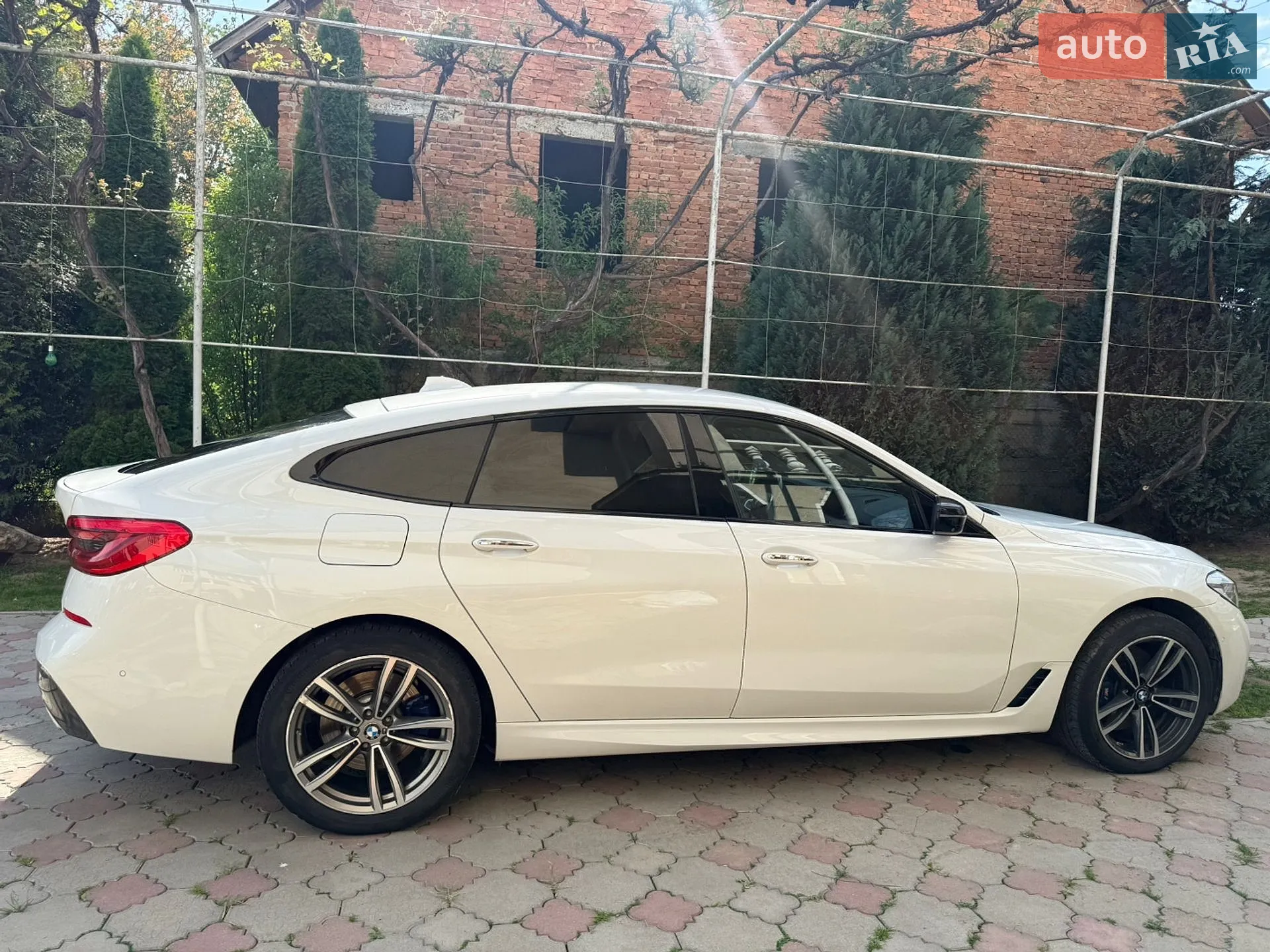 BMW 6 Series GT 2018 VIN WBAJW81070BK92909 фото оголошення 17 з 32