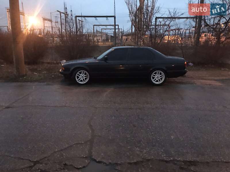 Седан BMW 7 Series 1987 в Каневі