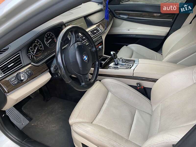 Седан BMW 7 Series 2011 в Рахові