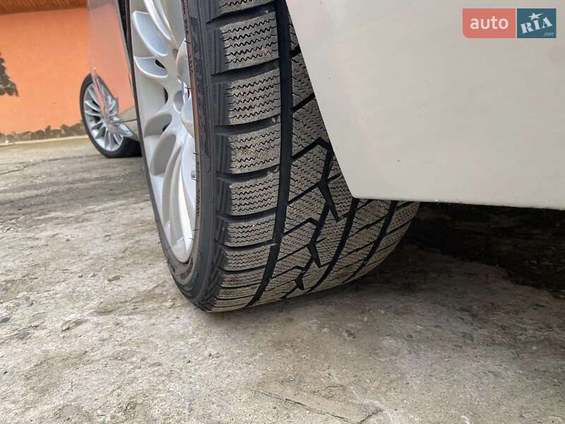 Седан BMW 7 Series 2011 в Рахові