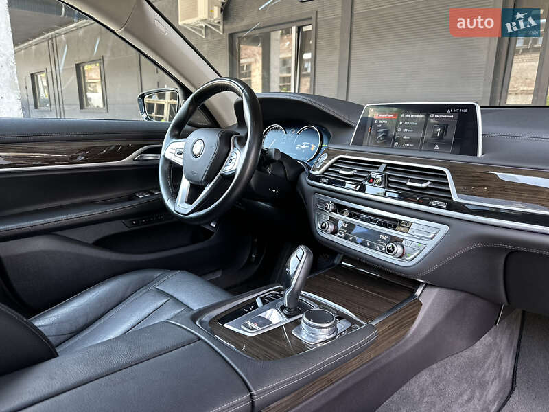 Седан BMW 7 Series 2018 в Львове