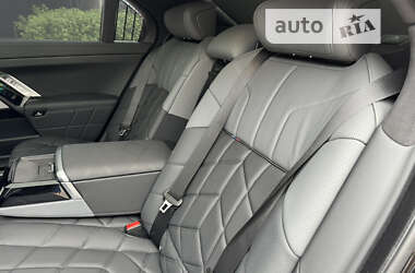 Седан BMW 7 Series 2024 в 