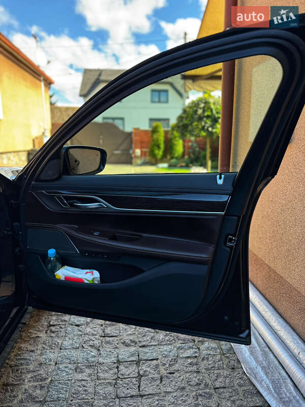 Седан BMW 7 Series 2020 в Мукачево