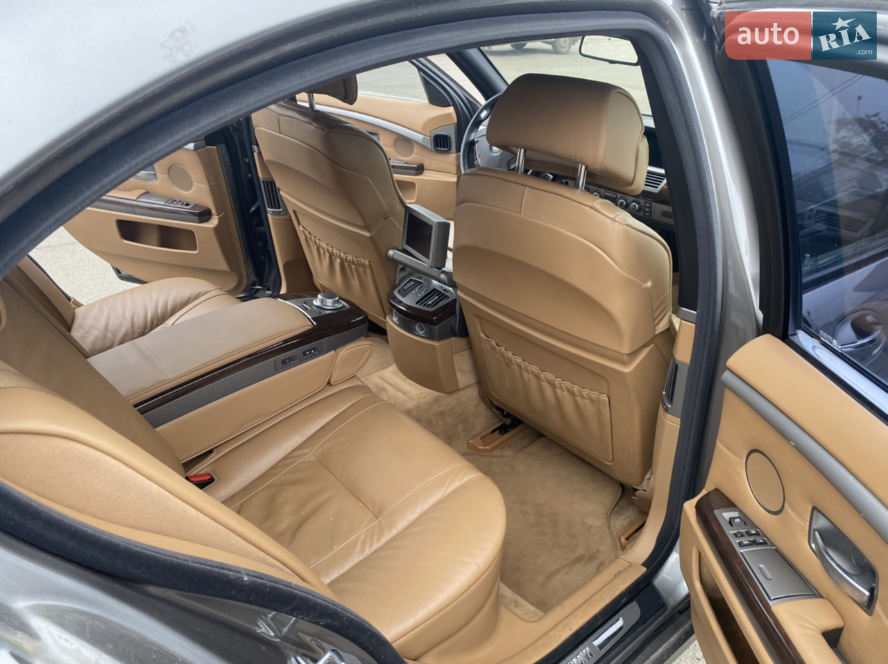 Рідний пробіг. Не фарбована жодна деталь. Відмінний стан. Заводська індивідуальна комплектація. Блок управління комфортом як на передніх, так і на задніх пасажирських сидіннях. CD/DVD чейнджер, заводська навігаційна система. Телевізор. Не на всіх моделях є. Площадкам не турбувати.