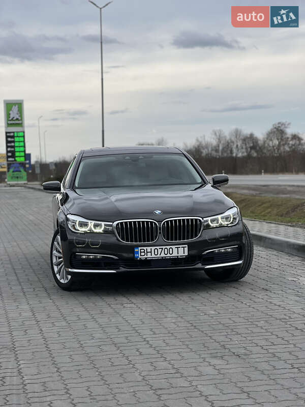 Седан BMW 7 Series 2015 в Львові