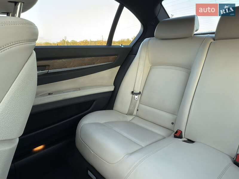 Седан BMW 7 Series 2013 в Черновцах