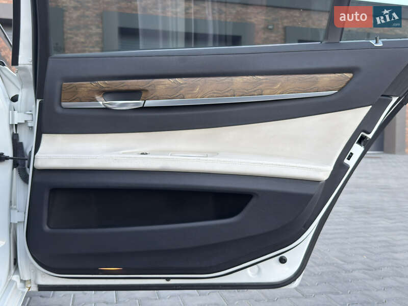 Седан BMW 7 Series 2013 в Черновцах