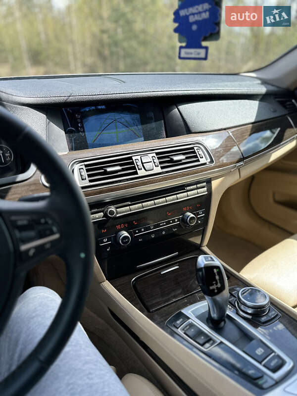 Седан BMW 7 Series 2010 в Вараші