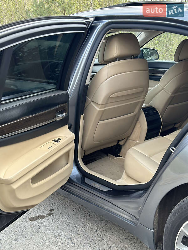 Седан BMW 7 Series 2010 в Вараші