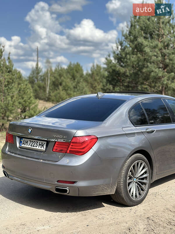 Седан BMW 7 Series 2010 в Вараші