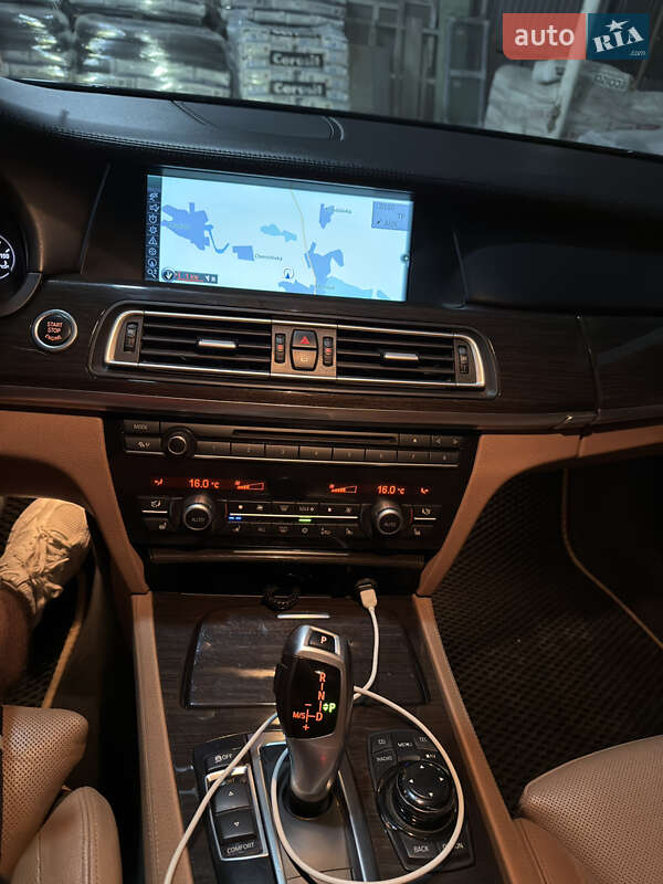 Седан BMW 7 Series 2011 в Братському