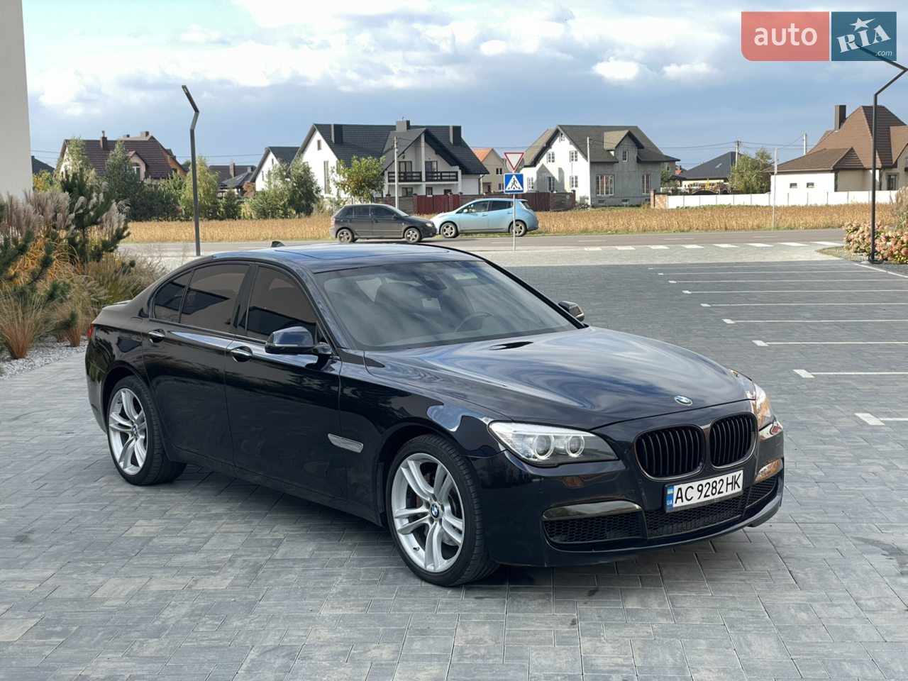 Продам BMW 7 серії , рестайлінг на задньому приводі та максимальній комплектації. Авто в чудовому стані , працює кожна функція та кнопка. Мотор працює гарно , по підвісці все супер, пневмо не спускає , 5тис тому замінений компресор пневмопідвіски.  
По комплектаці: 
Заводський М-пакет , бампера , пороги ,кермо 
20 m диски 
Чорна стеля 
Скляний люк 
Комфорт сидіння з вентиляцією та підігрівом всіх 4
Безключовий доступ
Дотяжки дверей 
Led приборна панель 
5 режимів руху 
Відкриття багажника помахом ноги  
Проекція на лобове скло 
Датчики мертвих зон 
Система попередження зіткнення (авто саме гальмує при небезпеці)
Датчик сходу з полоси 
Датчик світла 
Датчик дощу 
Підігрів керма 
Пам?ять сидінь 
Музика Hartman/kardon
 