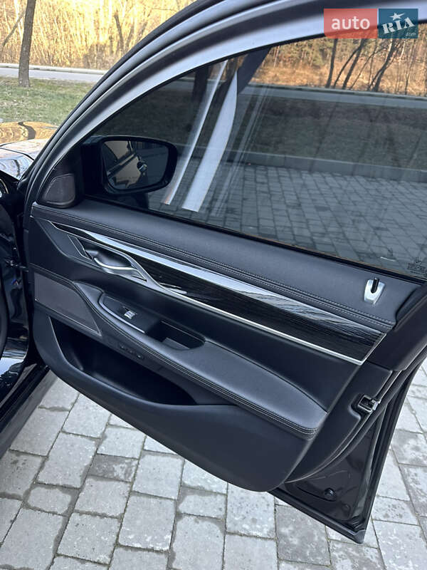 Седан BMW 7 Series 2018 в Новояворовске