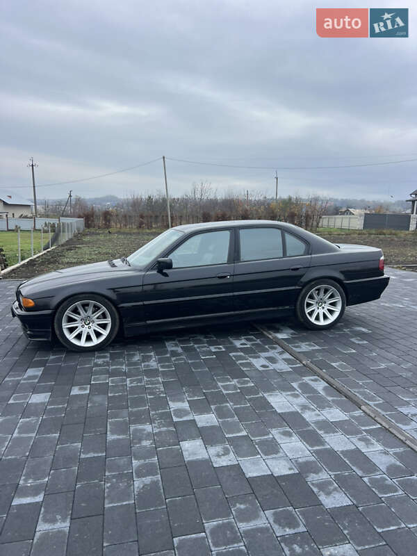 Седан BMW 7 Series 2000 в Новоселице